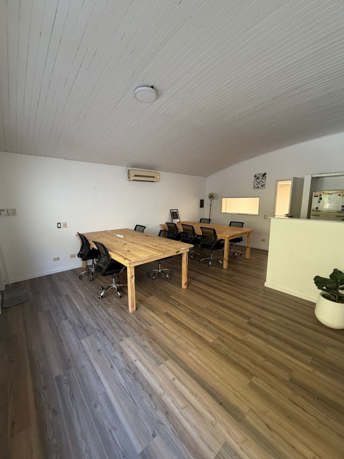 Loft con mesas de trabajo y sillas